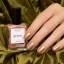 Green Sandstone – třpytivý lak na nehty v růžově pískovém tónu, 15 ml