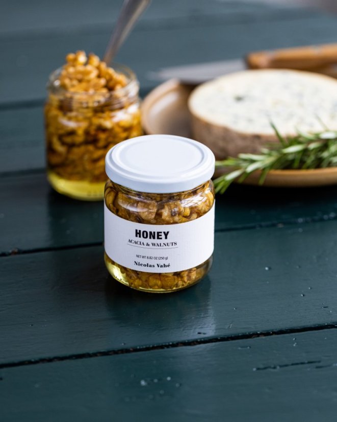 Akátový med s praženými mandlemi