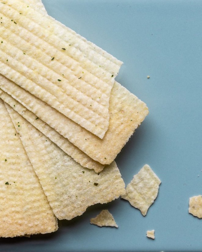 Křupavý snack se zakysanou smetanou a cibulí