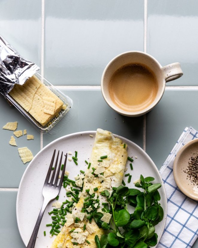 Křupavý snack se zakysanou smetanou a cibulí