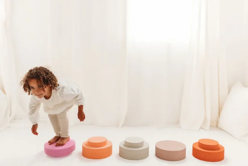 Stolička z balančních kamenů Rainbow Chair Earth