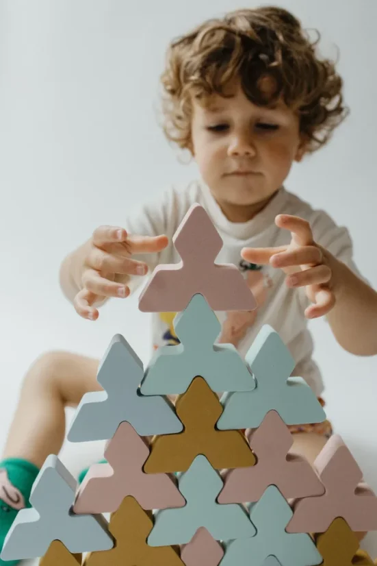Trianglo – kreativní stavebnice z trojúhelníků 24 dílků