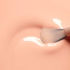Green Milky Peach – mléčně broskvový lak na nehty, 15 ml